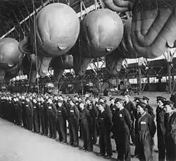 Ballons im Hangar (um&nbsp;1942)