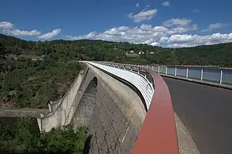 Staumauer des Lac de Grandval nahe dem Ortsteil Mallet
