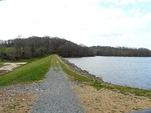 Der Staudamm zum Lac de Rouffiac-en-Périgord bildet die Nordgrenze der Gemeinde