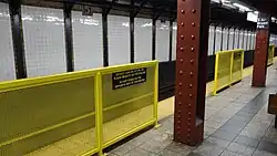 Halbhohe starre Absperrgitter als kostengünstige und schnell installierbare, jedoch weniger wirksame Alternative (Fifth Avenue station, New York)