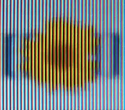 Lochmaske (links) im Vergleich zu einer Streifenmaske (Trinitron)