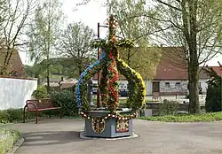 Schwaben: Osterbrunnen vor der Hüle in Bartholomä