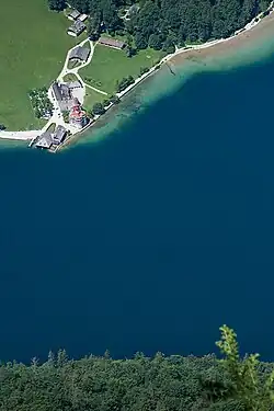 St. Bartholomä vom 1100&nbsp;m oberhalb gelegenen Aussichtspunkt Feuerpalven