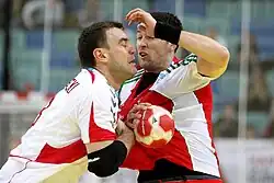 Bartosz Jurecki hindert den Ungarn Ferenc Ilyés erfolgreich am Torwurf