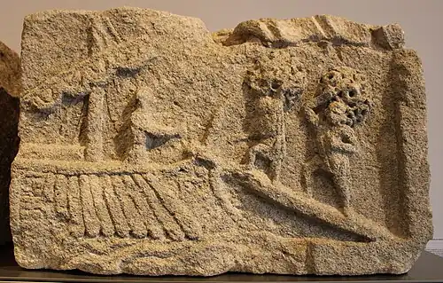 Relief eines Handelsschiffes während der Beladung. Kaiserzeit, in der Stadtmauer des 16. Jh. wiederverwendet.