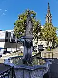 Obere Brunnenschale mit Statue, im Hintergrund der Turm der Elisabethenkirche (2012)