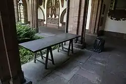 Der geänderte, der Katastrophe gewidmete Tisch