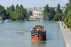 Le Bassin de la Villette mit der Rotonde de la Villette im Hintergrund
