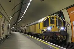 Arbeitszug der London Underground mit Akkumulatorlokomotive
