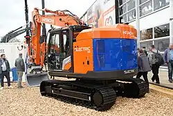 Elektrischer Raupenbagger Hitachi ZE135 auf der Bauma 2022