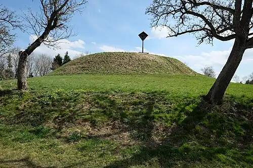 Die Motte aus dem Burggraben heraus fotografiert