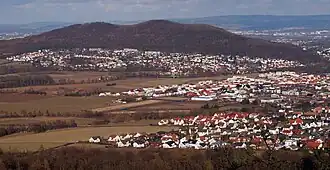 Blick von den Langenbergen über Großenritte (vorne) und Altenritte (am Berg) hinweg zum Baunsberg; mit Kassel (hinten)