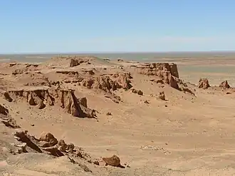 Felsen, Geröll und Kies prägen das Bild der Wüste Gobi, wie z. B. hier an der Bajandsag-Felsformation in der Mongolei.