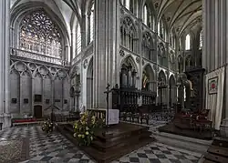 Frühgotischer Chor: Laufgänge an den Obergaden oberhalb des hohen Triforiums,