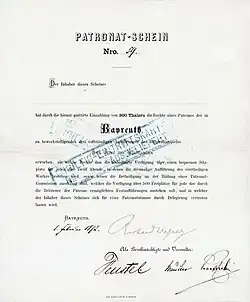 Patronat-Schein zur Finanzierung der Festspiele in Bayreuth. Der am 1. Februar 1872 aufgelegte Patronat-Schein wurde von Richard Wagner und drei Bevollmächtigten und Verwaltern im Original signiert, u.&nbsp;a. von dem Bankier Friedrich Feustel. Durch Zahlung von 300 Thaler erwarb der Inhaber des Scheins „die Rechte eines Patrones der in Bayreuth zu bewerkstelligenden drei vollständigen Aufführungen des Bühnenspieles Der Ring des Nibelungen“.