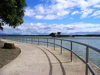 Dammkrone des Angat-Staudamms