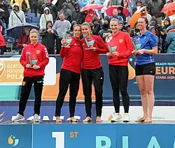 Dragica Mitrova (als Vertreterin der nordmazedonischen Mannschaft die die Fair-Play-Wertung gewann), Ágnes Győri, Emese Tóth, Xenija Djatschenko und Marielle Martinsen bei der Auszeichnung