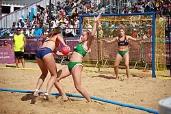 links: Szene aus dem Spiel der Mädchen um die Bronzemedaille; rechts: Die beiden Mannschaften und ihre Betreuer nach der Siegerehrung