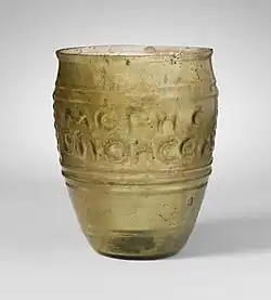 Vorder- und Seitenansicht des Bechers im Metropolitan Museum of Art (01.8.5)