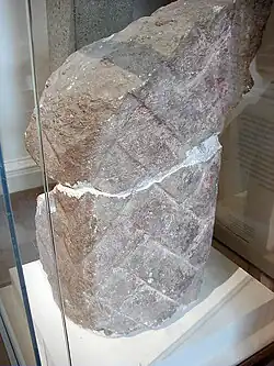 Fragment des Bartes der Sphinx. Ausgegraben und 1818 dem Museum geschenkt von Giovanni Battista Caviglia.