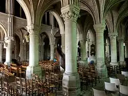 Diagonalsicht von äußeren Süd­seiten­schiff bis in die nörd­lichen Seitenschiffe