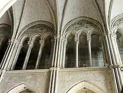 Triforium ungewöhnlich tief, fast eine vollwertige Empore