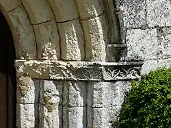 Kapitelle am Eingangsportal