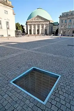 Denkmal zur Erinnerung an die Bücherverbrennung (Im Hintergrund die St.-Hedwigs-Kathedrale)