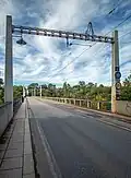 Portalmasten aus Beton auf der Brücke in Bechyně (2023)