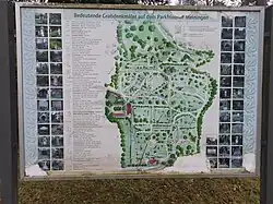 Infotafeln zu bedeutenden Grabdenkmälern am Eingang.