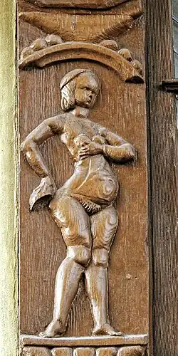 Nackte Dame als Schnitzerei