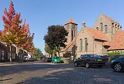 Beek en Donk, Kirche (de Sint Michaëlkerk) in der Straße