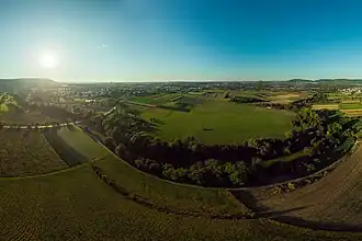 Lauf des Beibachs von der Hangweide (links) nach Weinstadt (rechts), zu erkennen an den Bäumen entlang des Laufes