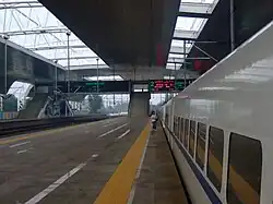 Bahnhof Beidaihe (2009) auf der heutigen Schnellfahrstrecke Tianjin–Qinhuangda, ein eingefahrener Zug steht im Gleis kurz vor der Weiterfahrt