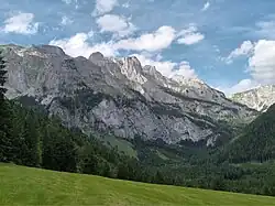 Trawiestal und Südkante des Hochschwab-Plateaus von Südwesten, Stangenwand mittig beleuchtet