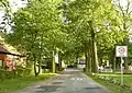 Eine der beiden alleeartigen Straßen