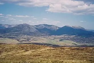 Blick auf das Massiv des Beinn a’ Ghlò vom Gipfel des südlich liegenden Ben Vrackie, von links nach rechts die drei Munros Càrn Liath, Bràigh Coire Chruinn-bhalgain und Càrn nan Gabhar