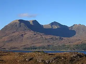 Das Massiv des Beinn Alligin, Blick vom Südufer von Loch Torridon, links der Tom na Gruagaich, rechts der Sgùrr Mhòr.