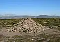 Der Gipfelcairn des Beinn a’ Bhùird, Blick nach Westen zu den zentralen Cairngorms