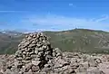 Der Gipfelcairn des Beinn a’ Chaorainn, im Hintergrund in der Mitte der Beinn Mheadhoin, links der Ben Macdui
