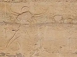 Ramses II. bei der Eroberung einer syrischen Festung (Abzeichnung und Originalrelief an der Nordwestwand der Vorhalle)