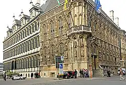 Rechts und Mitte Flamboyantflügel, links Renaissanceflügel