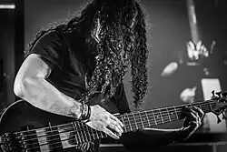 Der Gitarrist Dylan Desmond in einer Nahaufnahme