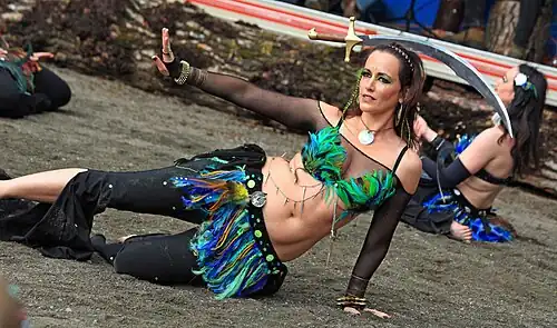 US-amerikanische Bauchtänzerin Jody mit Schwert als Requisite.