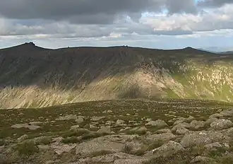 Blick vom Cnap a’ Chlèirich, einem östlichen Nebengipfel des Beinn a’ Bhùird über den Verbindungsgrat The Sneck auf das Hochplateau des Ben Avon, links die Granitklippen des Leabaidh an Daimh Bhuide, rechts die Kuppe des Carn Eas.