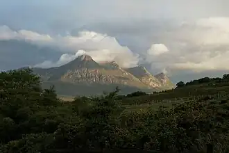 Nordseite des Ben Loyal, aufgenommen südlich von Tongue&nbsp;1 1&nbsp; Nur die vorderen drei Gipfel gehören zum Ben Loyal; sein vierter wird vom mittleren Gipfel südlich verdeckt.