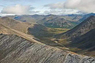 Die westlichen Bendeleben Mountains; Blick über das Flusstal des McKelvie Creek auf den Oberlauf des Pargon River