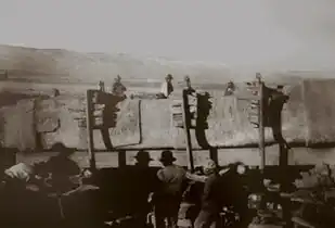 Die Bennett-Stele beim Transport von Tiwanaku zum Miraflores-Museum in La Paz im Jahr 1933