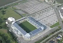 Luftbild der Arena samt Parkplätzen und V.I.P.-Zelt im Sommer 2015