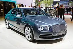 Flying Spur V8, erkennbar an den roten Emblemen und den geänderten Auspuffendrohren
